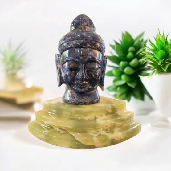 Statue Bouddha taillée à la main en Sodalite – 14 cm